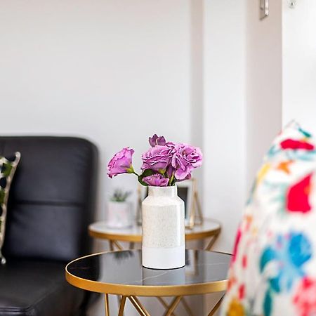 Trendy Queen'S Park Apartment With Views Across Лондон Экстерьер фото