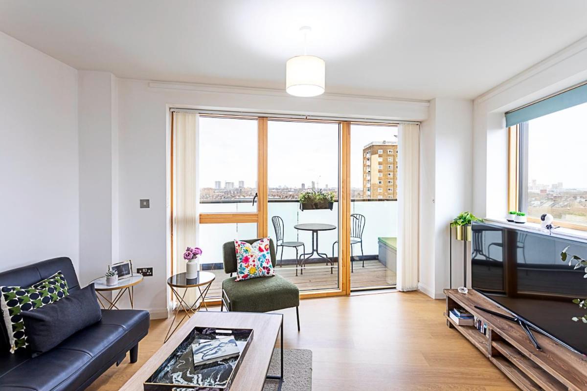 Trendy Queen'S Park Apartment With Views Across Лондон Экстерьер фото