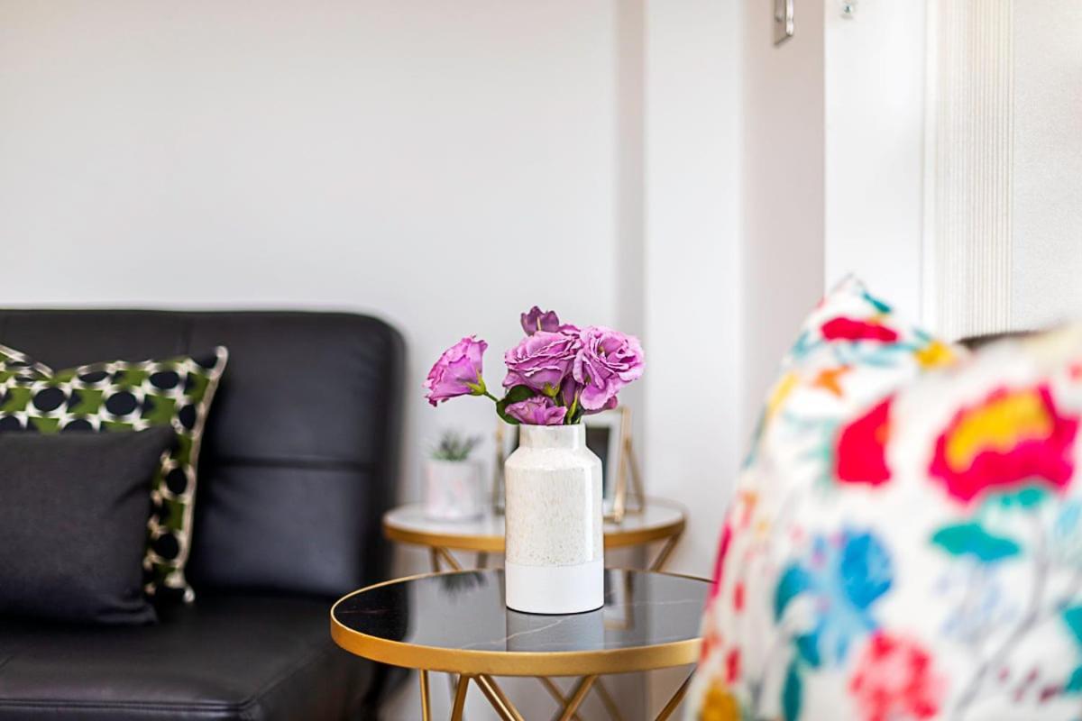 Trendy Queen'S Park Apartment With Views Across Лондон Экстерьер фото