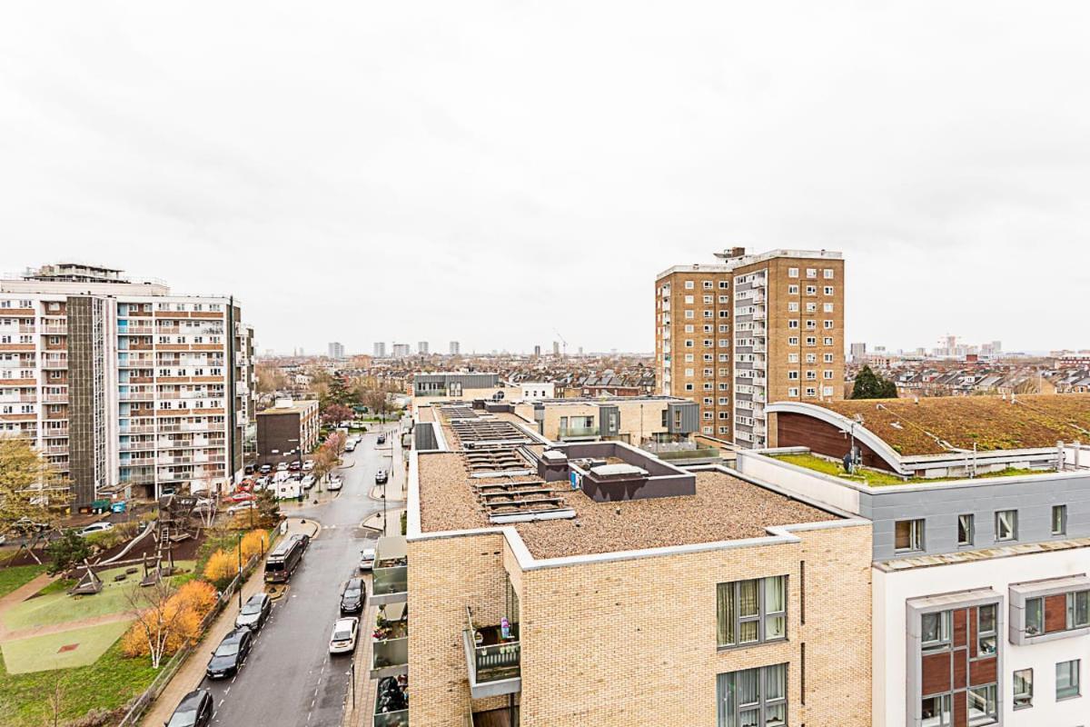 Trendy Queen'S Park Apartment With Views Across Лондон Экстерьер фото