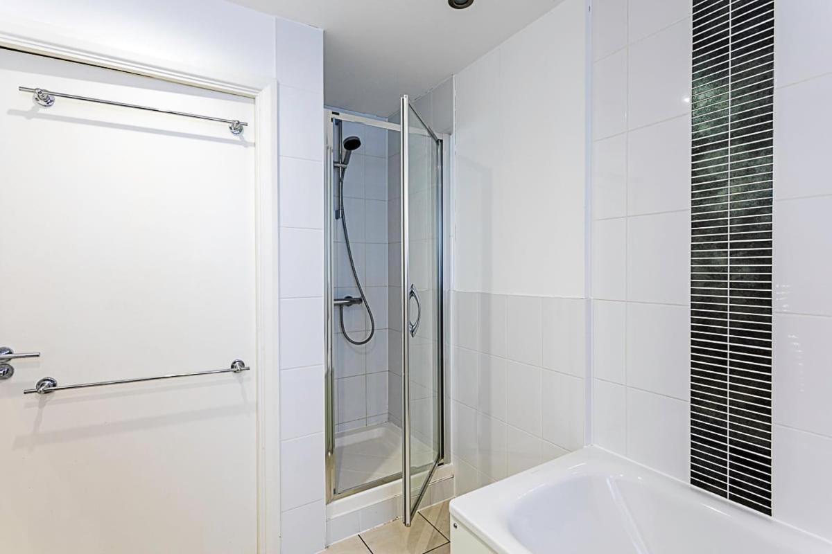 Trendy Queen'S Park Apartment With Views Across Лондон Экстерьер фото