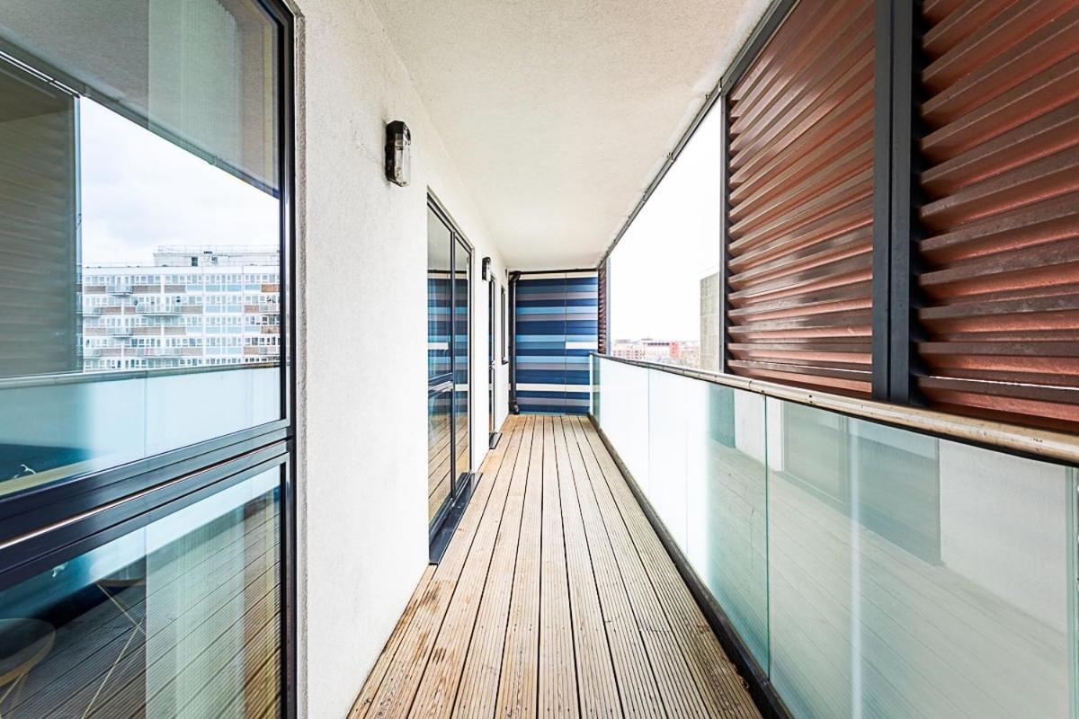 Trendy Queen'S Park Apartment With Views Across Лондон Экстерьер фото