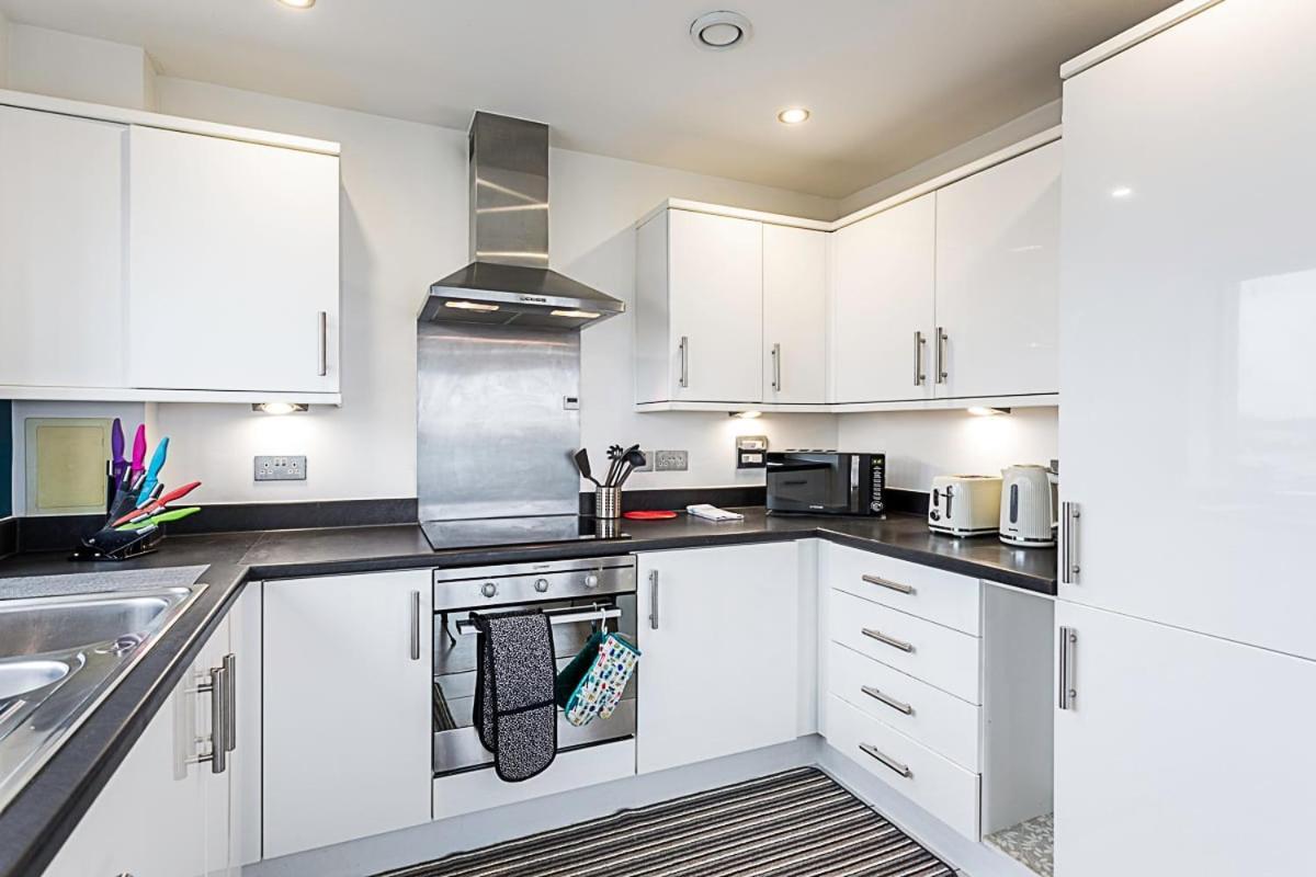 Trendy Queen'S Park Apartment With Views Across Лондон Экстерьер фото