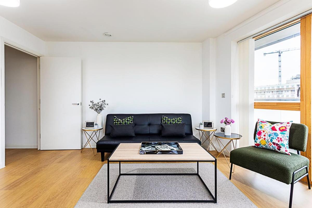 Trendy Queen'S Park Apartment With Views Across Лондон Экстерьер фото