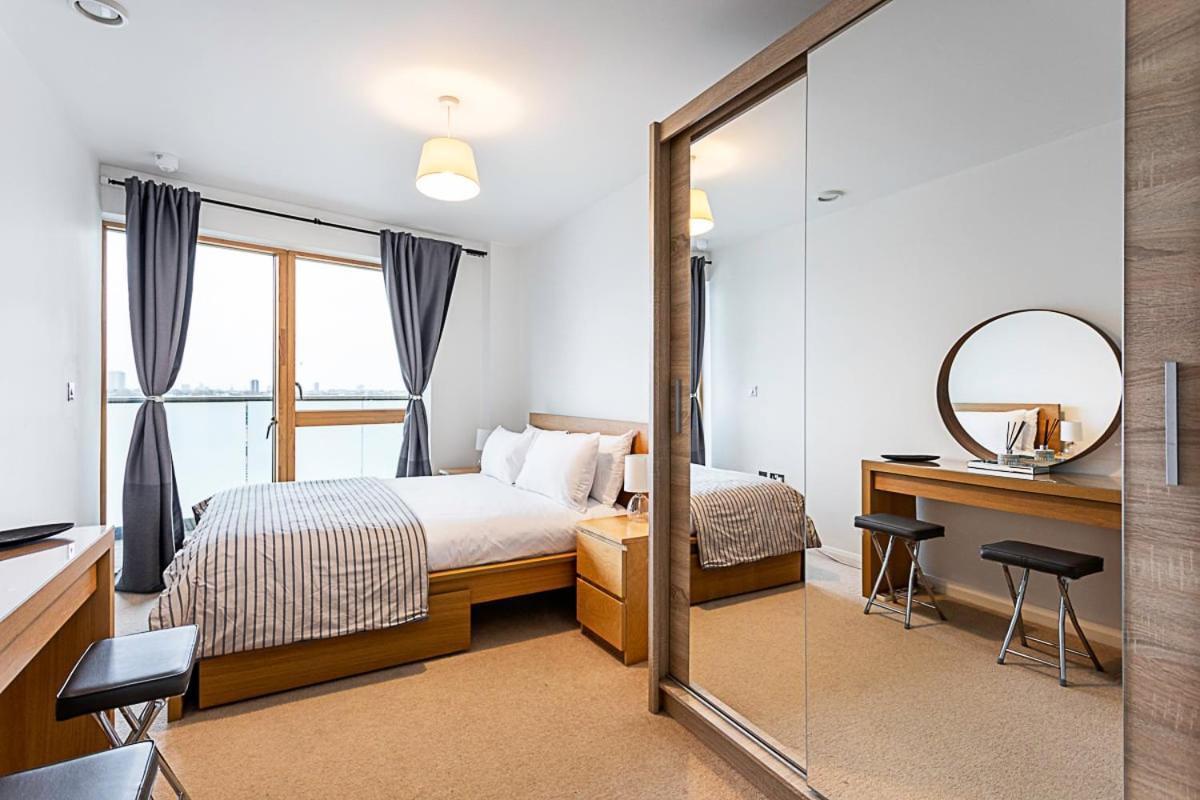 Trendy Queen'S Park Apartment With Views Across Лондон Экстерьер фото