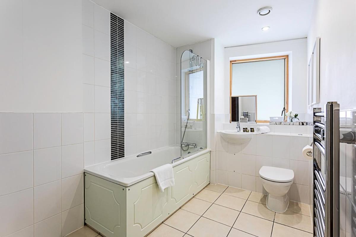Trendy Queen'S Park Apartment With Views Across Лондон Экстерьер фото