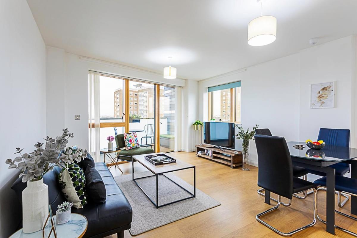 Trendy Queen'S Park Apartment With Views Across Лондон Экстерьер фото