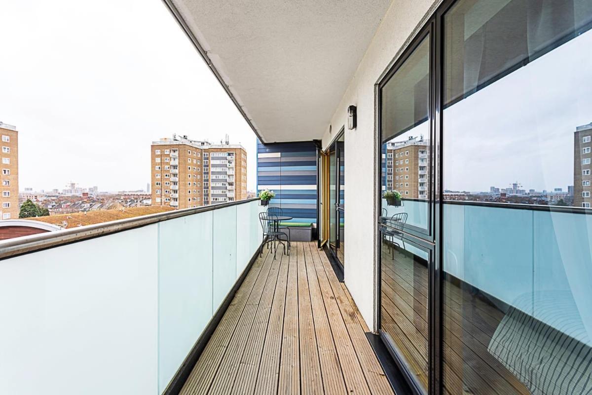 Trendy Queen'S Park Apartment With Views Across Лондон Экстерьер фото